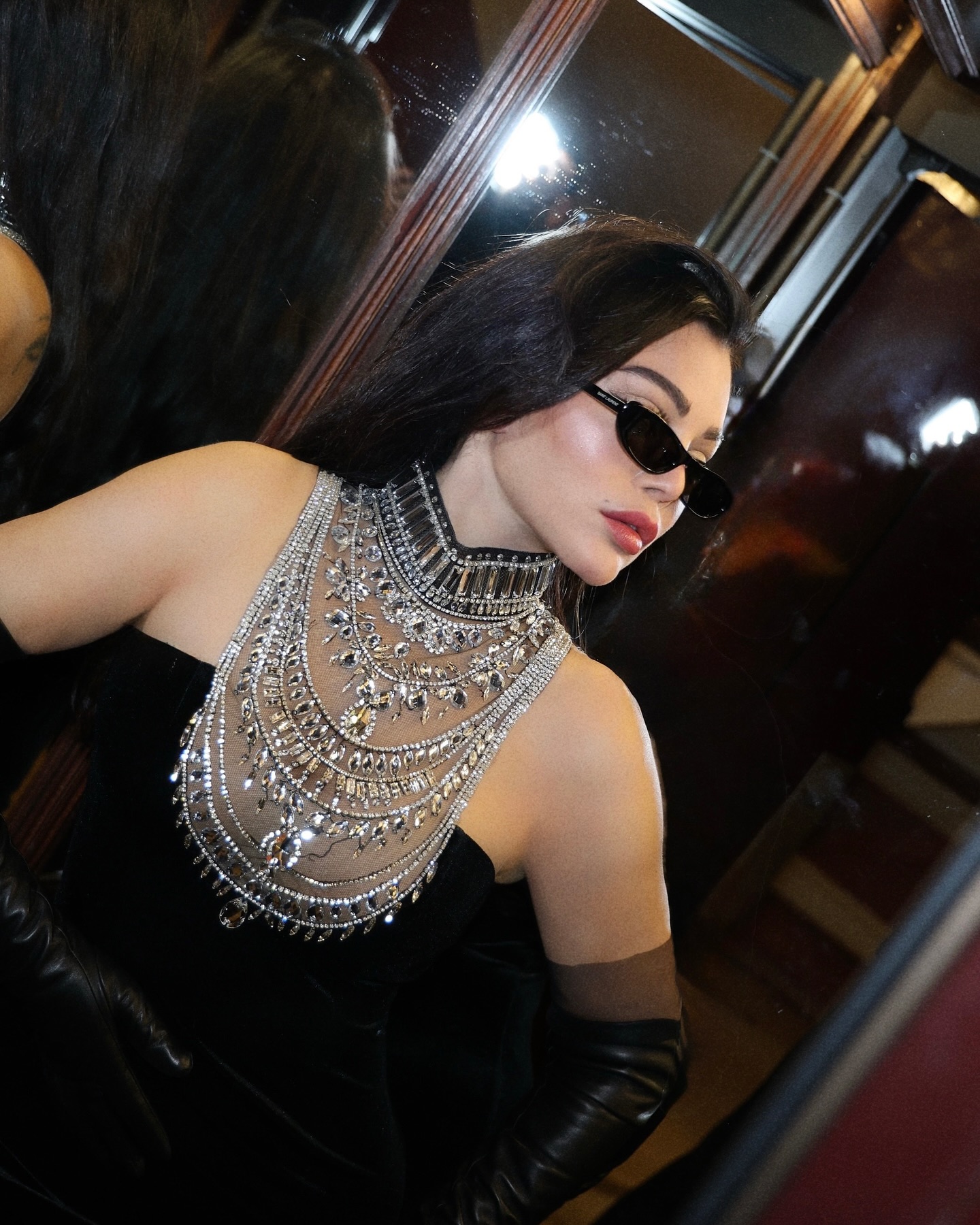 هيفاء وهبي بفستان أنيق المُرصّع بتطريزات فضية فارهة